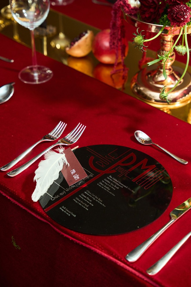 Lạ đời tiệc cuối năm của Cà Phê Muối Chú Long, nhìn không kỹ còn tưởng lễ trao giải- Ảnh 4.