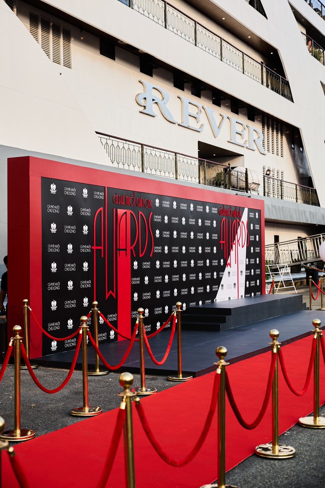 Lạ đời tiệc cuối năm của Cà Phê Muối Chú Long, nhìn không kỹ còn tưởng lễ trao giải- Ảnh 3.