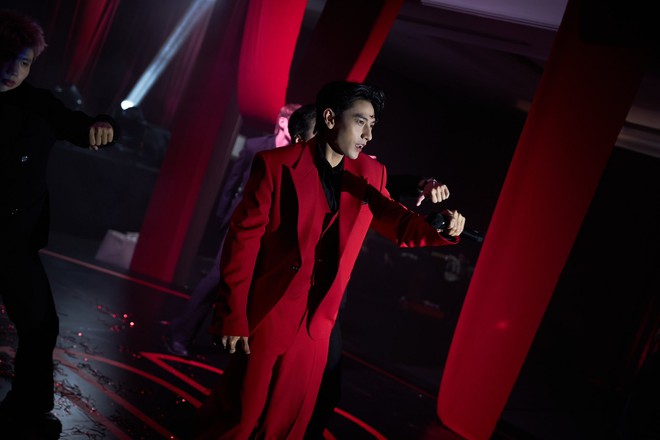 Lạ đời tiệc cuối năm của Cà Phê Muối Chú Long, nhìn không kỹ còn tưởng lễ trao giải- Ảnh 6.