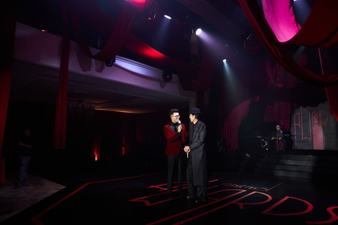 Lạ đời tiệc cuối năm của Cà Phê Muối Chú Long, nhìn không kỹ còn tưởng lễ trao giải- Ảnh 8.