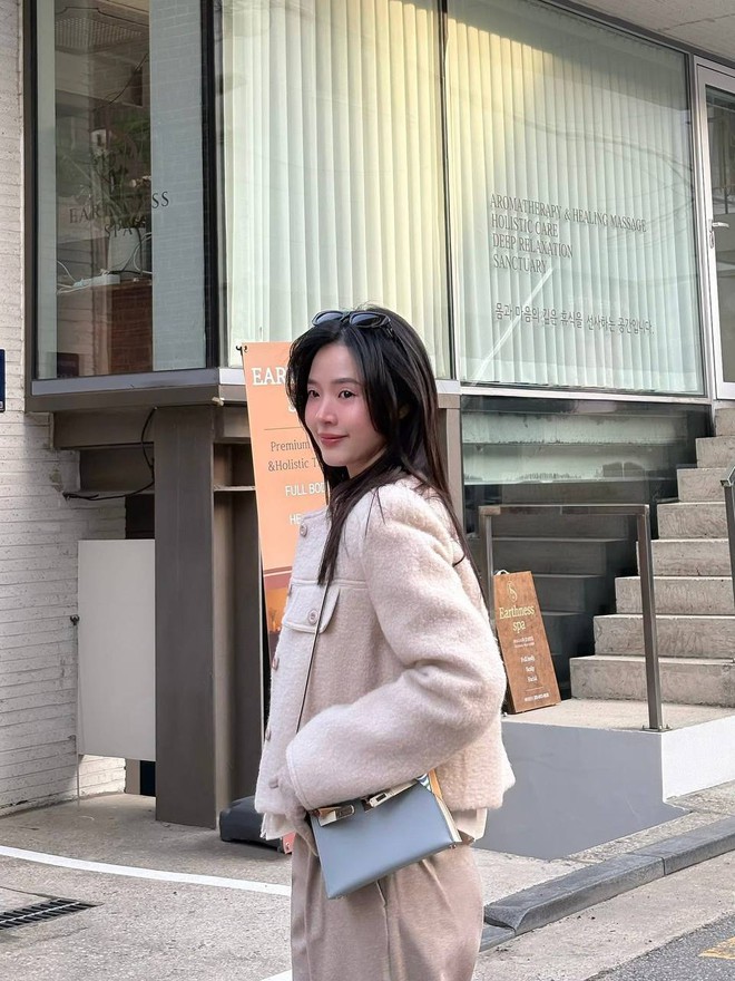 Midu đeo túi 800 triệu nhưng thứ gây chú ý lại là làn da tuổi 36- Ảnh 2.