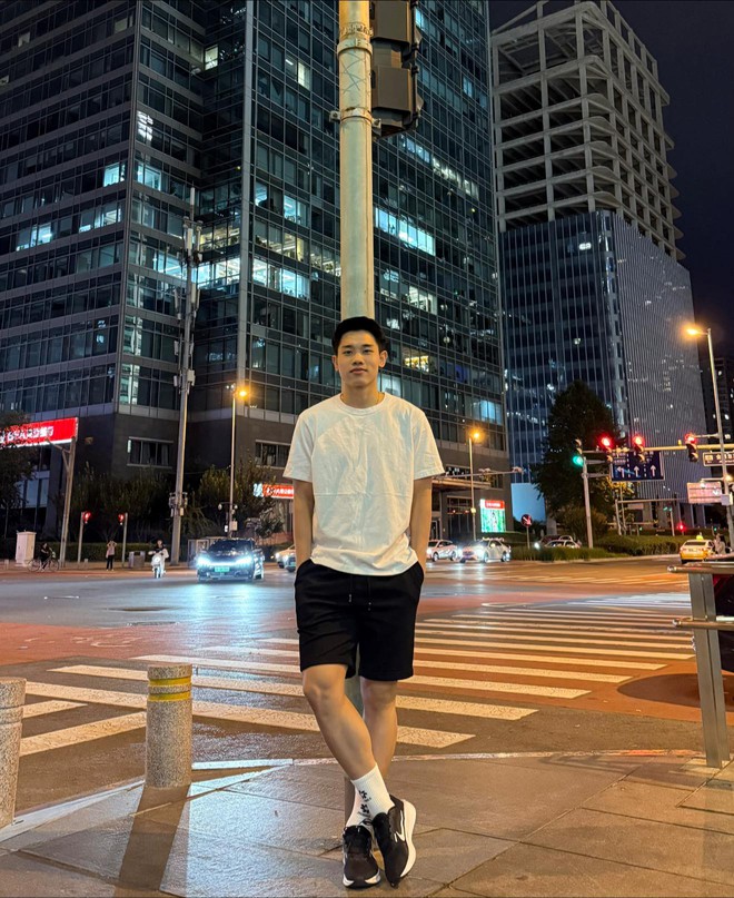 "Sốc visual" Đình Bắc ở tiệm cắt tóc, đá bóng hay lại điển trai vô địch thế này!- Ảnh 4.