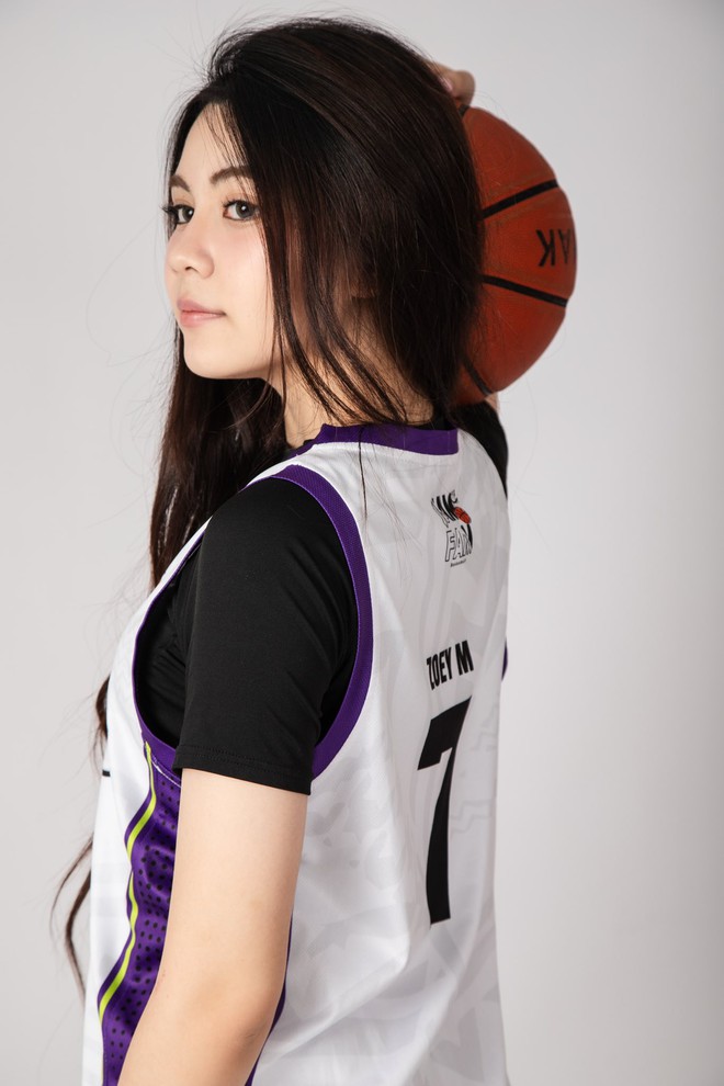 Hạt Dẻ xinh đẹp, tràn đầy khí chất "nàng thơ bóng rổ", cả nhà MC Quyền Linh kéo vào cổ vũ cực đáng yêu- Ảnh 2.