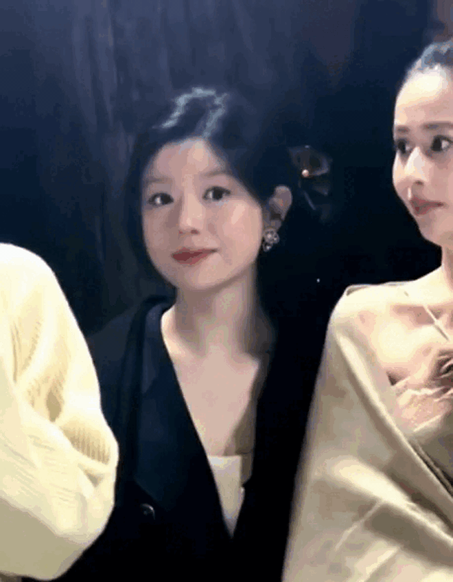 Ngoại lệ của showbiz: Mỹ nhân 42 tuổi mặt vẫn "búng ra sữa", ăn mặc đẹp đến nỗi gái 18 phải học tập- Ảnh 1.