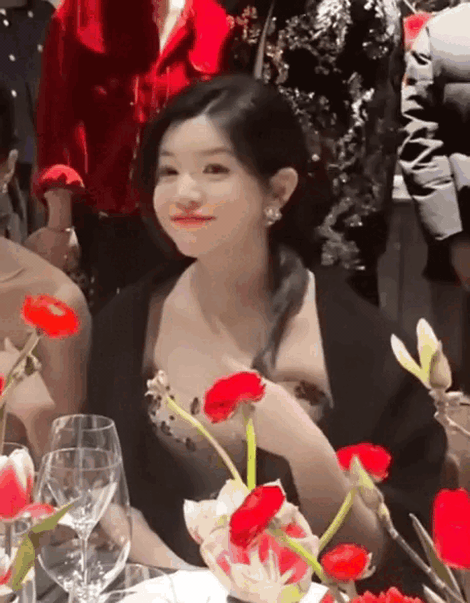 Ngoại lệ của showbiz: Mỹ nhân 42 tuổi mặt vẫn "búng ra sữa", ăn mặc đẹp đến nỗi gái 18 phải học tập- Ảnh 2.