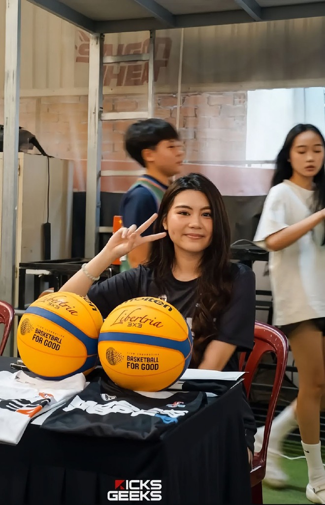 Hạt Dẻ xinh đẹp, tràn đầy khí chất "nàng thơ bóng rổ", cả nhà MC Quyền Linh kéo vào cổ vũ cực đáng yêu- Ảnh 7.