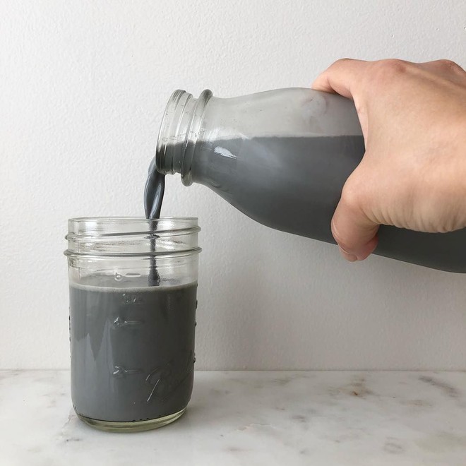 Thứ nước màu đen không bắt mắt nhưng uống vào tóc đẹp thôi rồi: U60 đầu không tóc bạc cũng nhờ vậy- Ảnh 6.