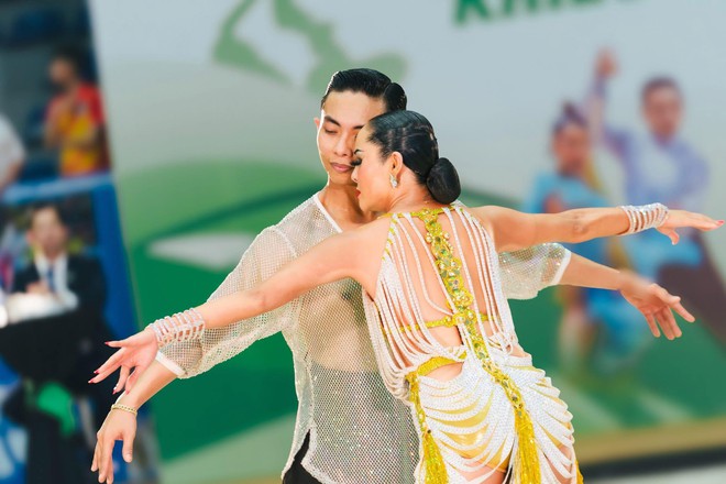 Khánh Thi nhắc nhở Thu Hương - bạn nhảy của Phan Hiển: "Em đặt tay vào Hiển mà em không đặt tình cảm được hơn"- Ảnh 4.