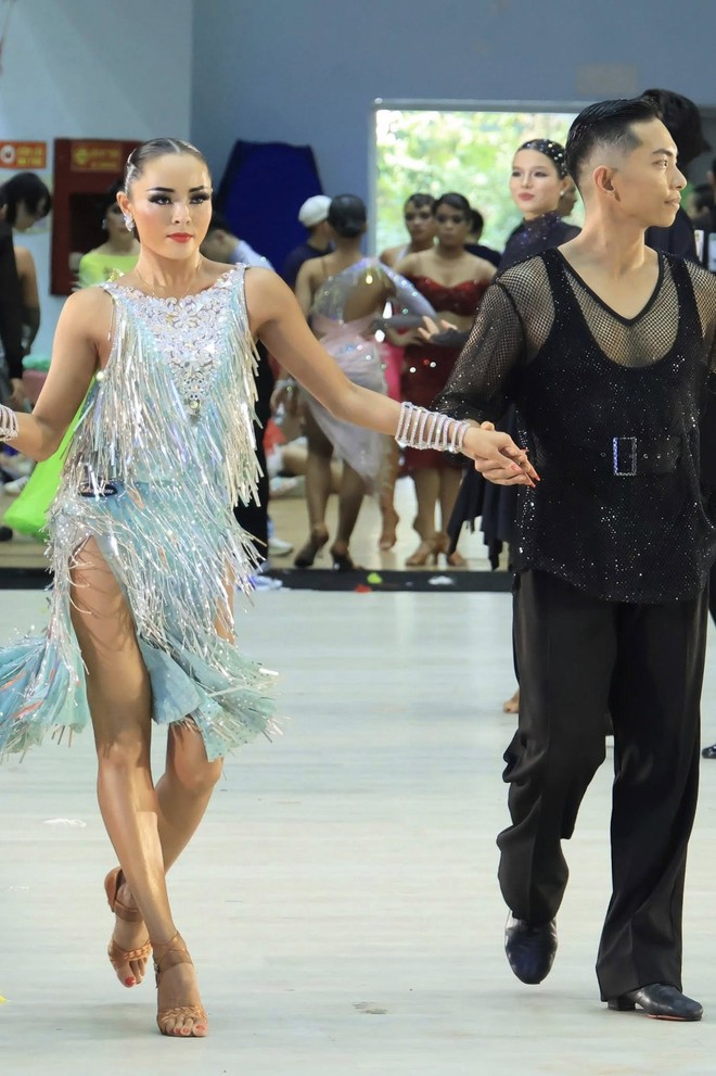 Khánh Thi nhắc nhở Thu Hương - bạn nhảy của Phan Hiển: "Em đặt tay vào Hiển mà em không đặt tình cảm được hơn"- Ảnh 5.