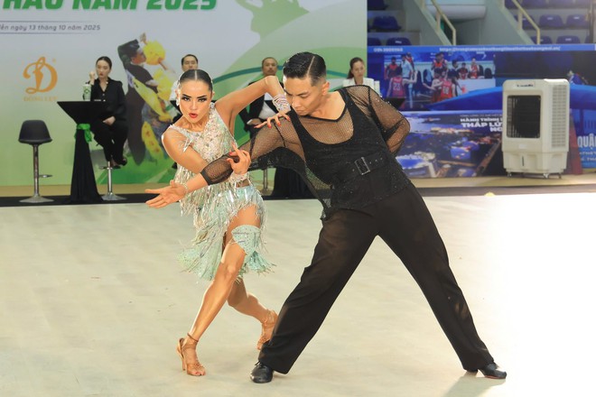 Khánh Thi nhắc nhở Thu Hương - bạn nhảy của Phan Hiển: "Em đặt tay vào Hiển mà em không đặt tình cảm được hơn"- Ảnh 3.