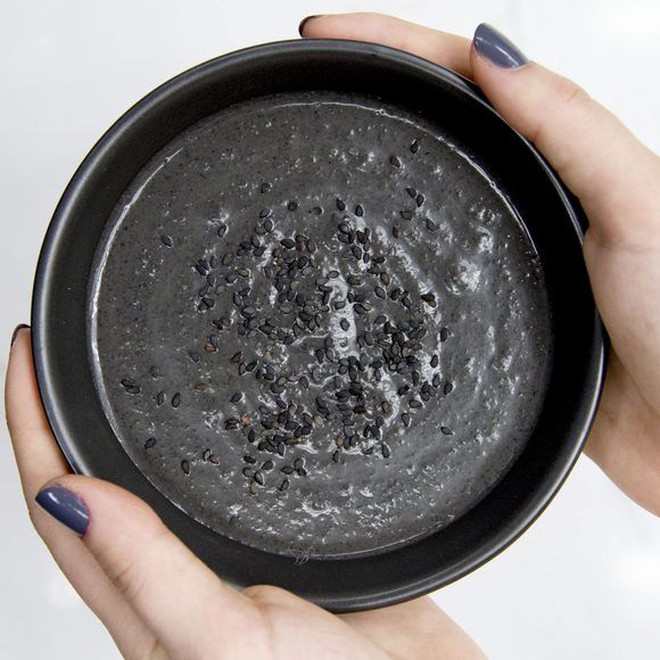 Thứ nước màu đen không bắt mắt nhưng uống vào tóc đẹp thôi rồi: U60 đầu không tóc bạc cũng nhờ vậy- Ảnh 4.