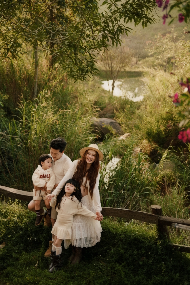 Bộ ảnh gia đình Trường Giang - Nhã Phương ở Đà Lạt: 2 nhóc tỳ lộ rõ mặt, hạnh phúc tràn màn hình!- Ảnh 3.