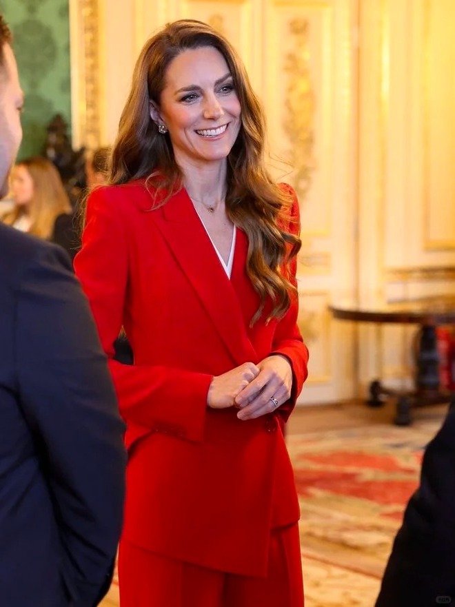 Vương phi Kate lại "gây bão" với bộ suit đỏ quyền lực- Ảnh 4.