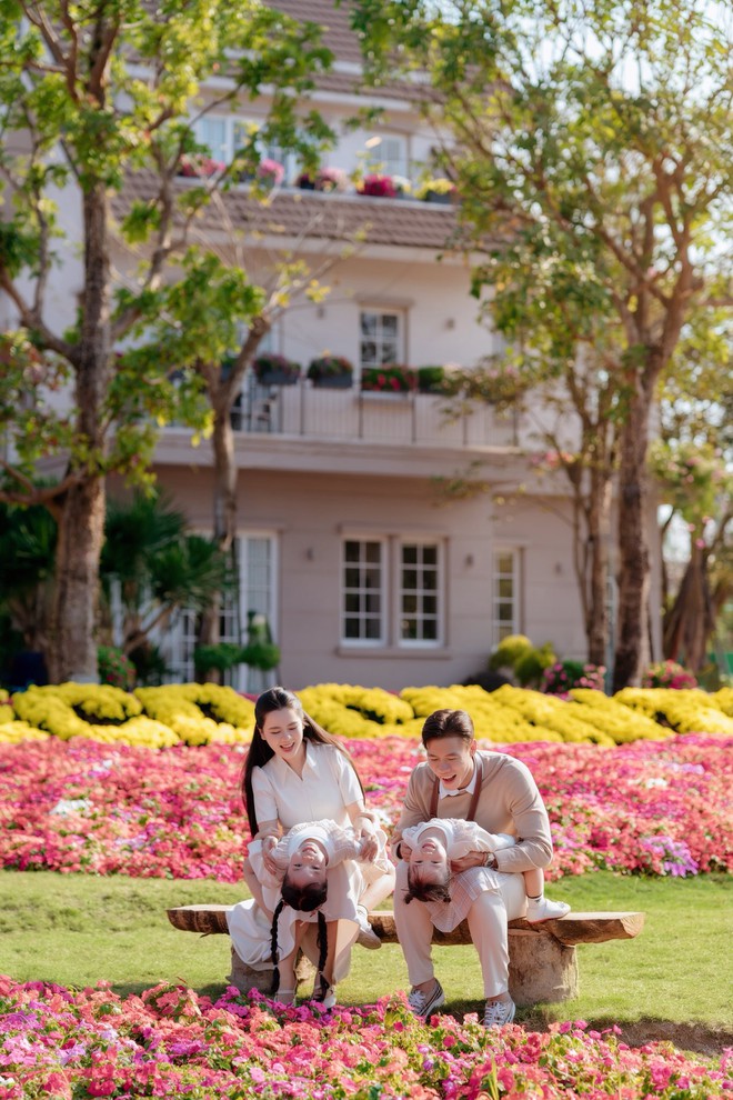 Ngắm bộ ảnh đẹp như ngôn tình của đội trưởng tuyển Việt Nam bên Hoa khôi Đại học Vinh và con gái nhỏ- Ảnh 9.