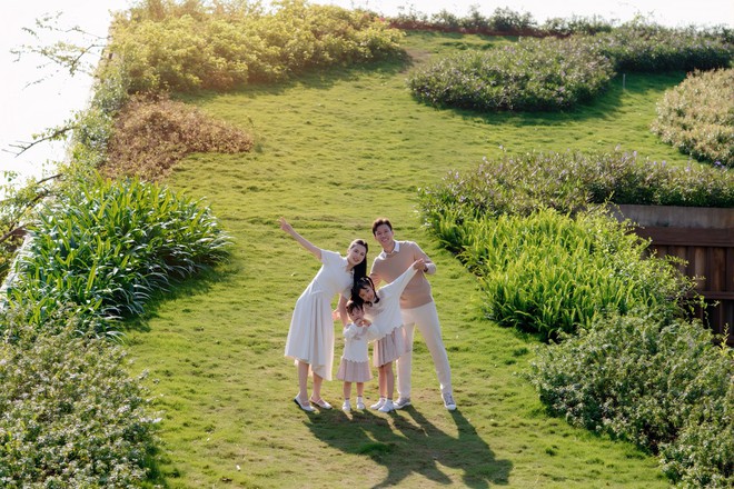 Ngắm bộ ảnh đẹp như ngôn tình của đội trưởng tuyển Việt Nam bên Hoa khôi Đại học Vinh và con gái nhỏ- Ảnh 3.