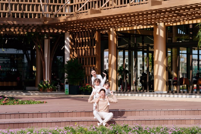 Ngắm bộ ảnh đẹp như ngôn tình của đội trưởng tuyển Việt Nam bên Hoa khôi Đại học Vinh và con gái nhỏ- Ảnh 7.