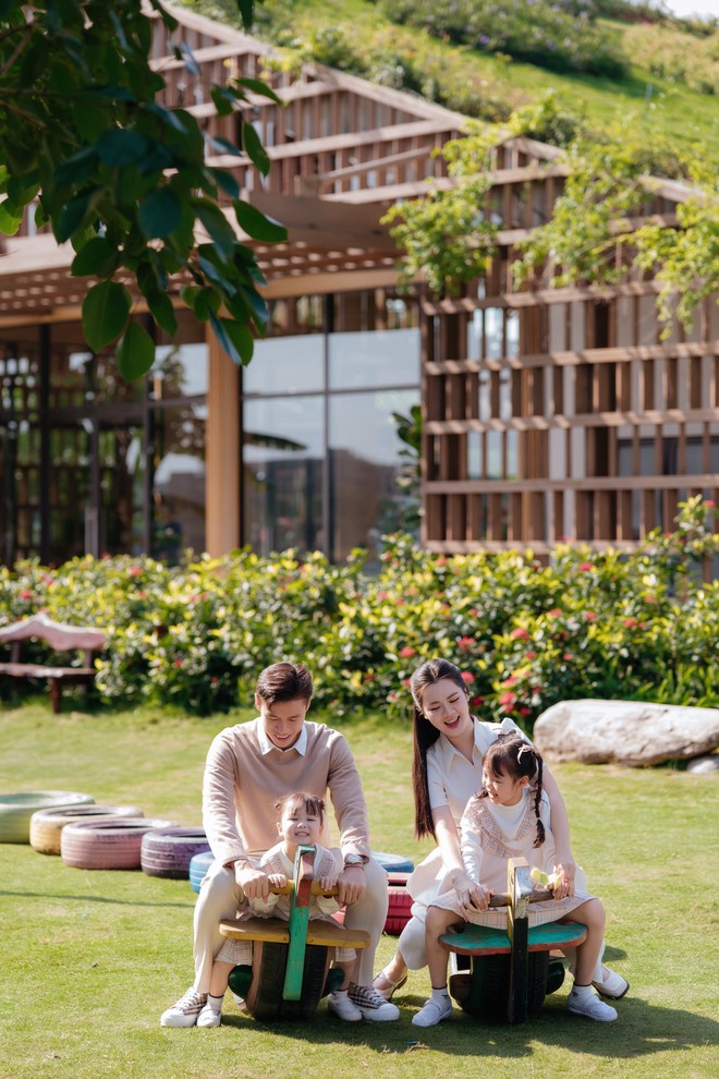 Ngắm bộ ảnh đẹp như ngôn tình của đội trưởng tuyển Việt Nam bên Hoa khôi Đại học Vinh và con gái nhỏ- Ảnh 6.