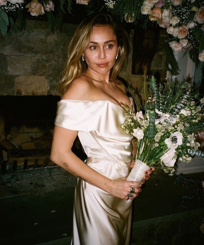 1 chiếc váy cưới, 2 cuộc tình 10 năm tan vỡ: Tóc Tiên giống Miley Cyrus đến ngỡ ngàng- Ảnh 5.