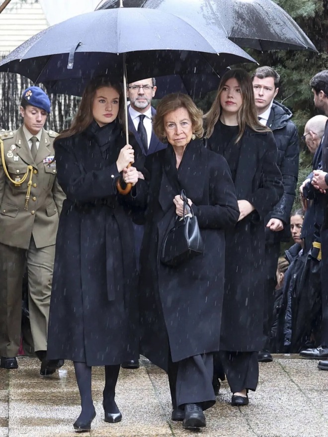 Hai nàng công chúa Tây Ban Nha gây xúc động khi làm "điểm tựa" cho bà nội- Ảnh 2.