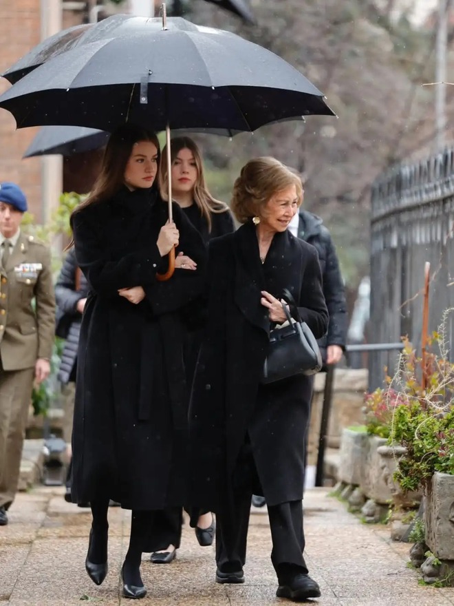 Hai nàng công chúa Tây Ban Nha gây xúc động khi làm "điểm tựa" cho bà nội- Ảnh 3.