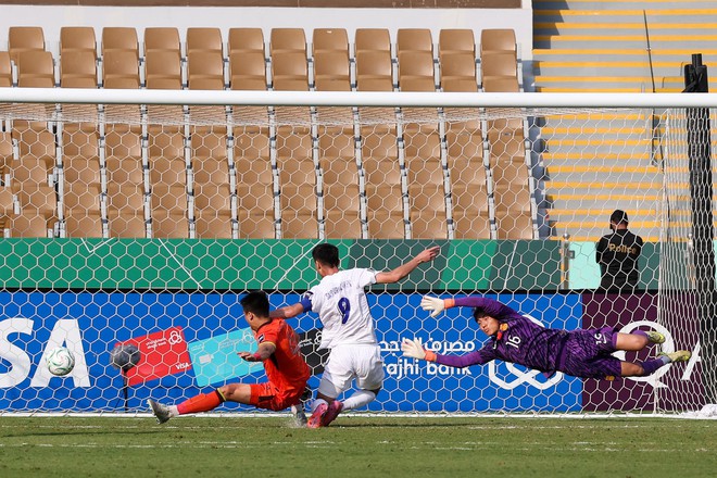 Thủ môn U23 Trung Quốc đang nổi như cồn trước trận gặp Việt Nam, được ví như “Vạn Lý Trường Thành di động” là ai?- Ảnh 5.