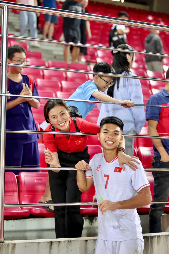 Video: Xúc động mẹ cầu thủ Lê Phát 3 năm ở trọ, rong ruổi khắp SVĐ chắp cánh ước mơ bóng đá cho con- Ảnh 1.