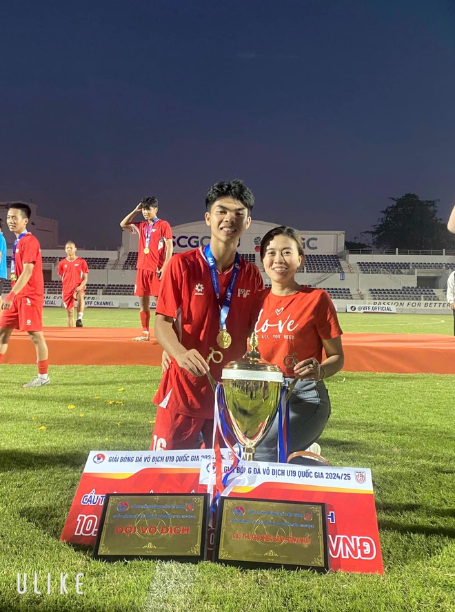 Video: Xúc động mẹ cầu thủ Lê Phát 3 năm ở trọ, rong ruổi khắp SVĐ chắp cánh ước mơ bóng đá cho con- Ảnh 3.