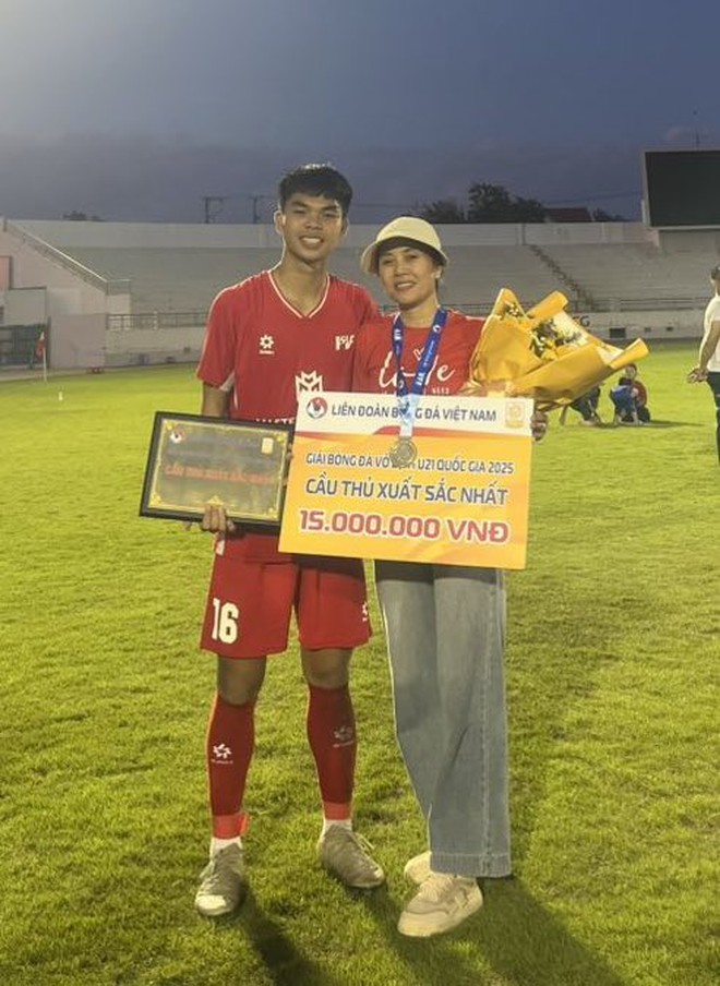 Video: Xúc động mẹ cầu thủ Lê Phát 3 năm ở trọ, rong ruổi khắp SVĐ chắp cánh ước mơ bóng đá cho con- Ảnh 4.