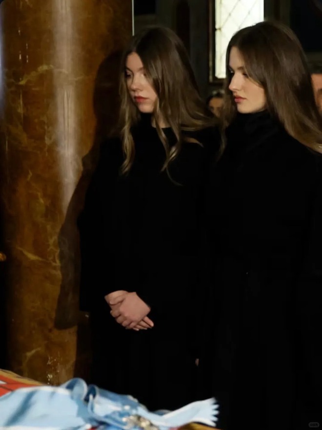 Hai nàng công chúa Tây Ban Nha gây xúc động khi làm "điểm tựa" cho bà nội- Ảnh 7.