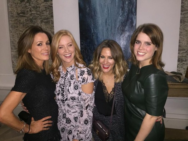 Giữa bão giông nhà nội, Công chúa Eugenie bất ngờ xuất hiện trong bức ảnh “hồi ức” cùng bạn bè- Ảnh 2.