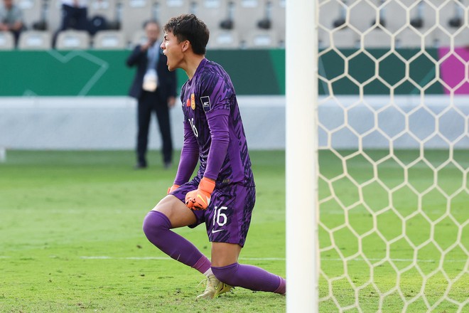 Thủ môn U23 Trung Quốc đang nổi như cồn trước trận gặp Việt Nam, được ví như “Vạn Lý Trường Thành di động” là ai?- Ảnh 2.