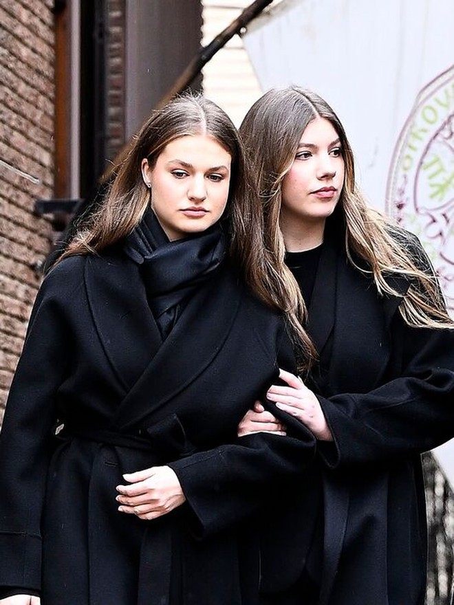 Hai nàng công chúa Tây Ban Nha gây xúc động khi làm "điểm tựa" cho bà nội- Ảnh 5.