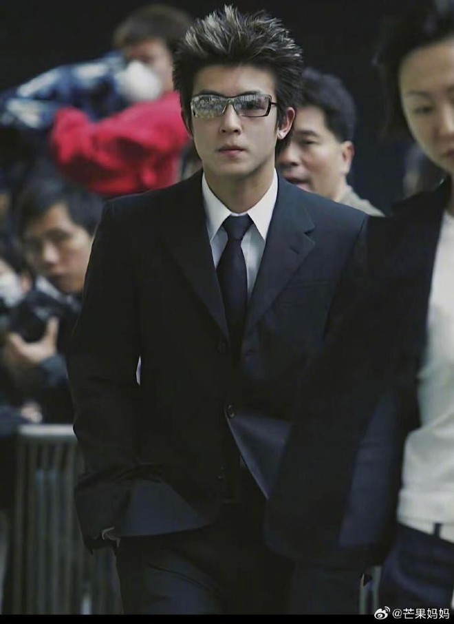 Sốc trước màn "cải lão hoàn đồng" của trai hư khét tiếng nhất showbiz- Ảnh 8.