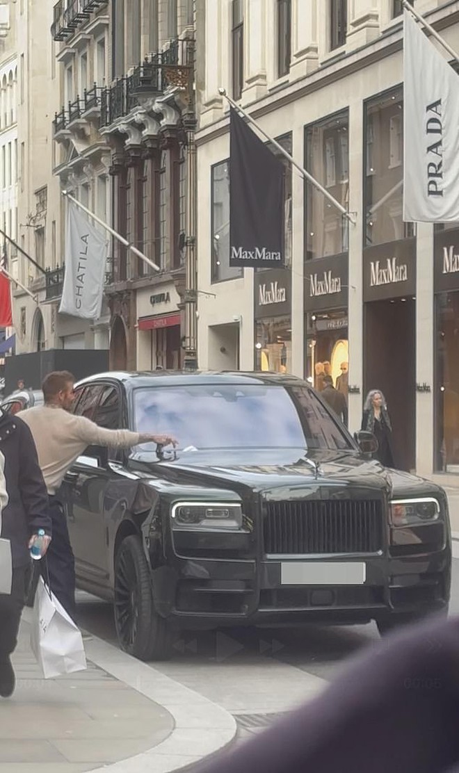 Bắt tận tay David Beckham xé bỏ giấy phạt kẹp trên Rolls Royce giá 21 tỷ khi đưa Victoria đi mua sắm- Ảnh 1.