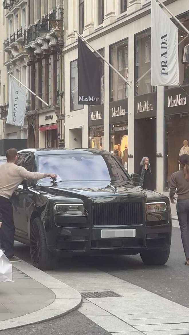 Bắt tận tay David Beckham xé bỏ giấy phạt kẹp trên Rolls Royce giá 21 tỷ khi đưa Victoria đi mua sắm- Ảnh 3.