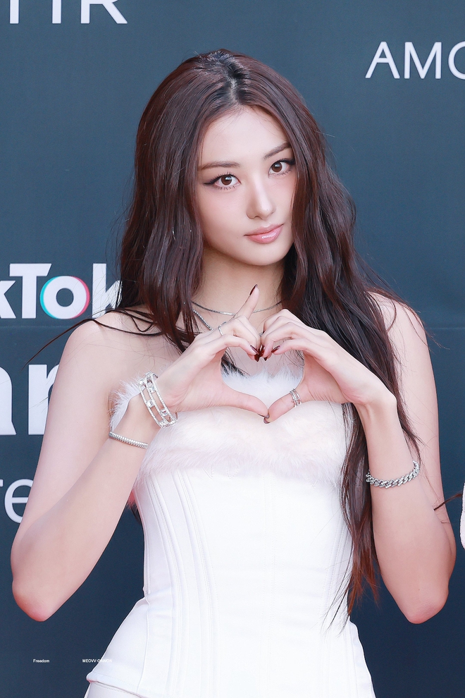 Ai cũng hỏi cô gái này là ai?- Ảnh 6.