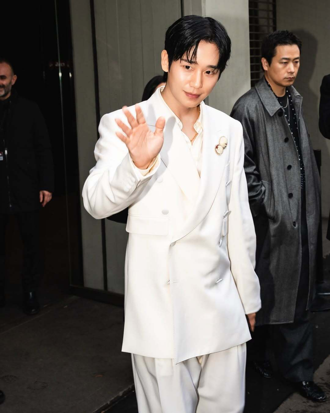 Là đại sứ ngồi hàng đầu fashion show, Jung Hae In vẫn bị cô lập vì là trai châu Á?- Ảnh 2.