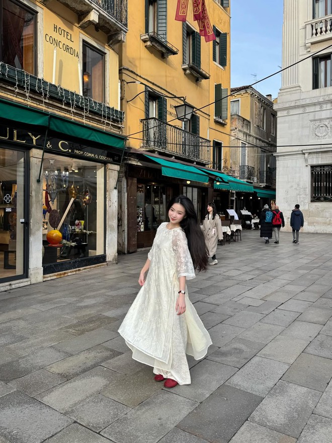 Đường đua áo dài Tết 2026: Không thể phân định thắng thua, gái xinh trên TikTok là thần!- Ảnh 11.
