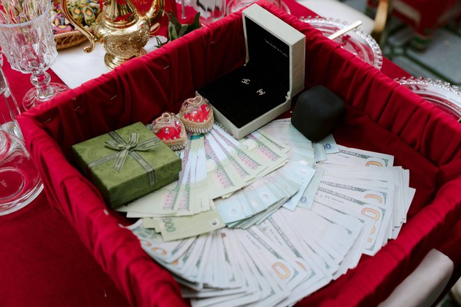 Triệu người lần đầu thấy cô gái Việt lấy chồng Mông Cổ: 12 tráp ăn hỏi, sinh lễ có giày hiệu, tiền, vàng- Ảnh 8.