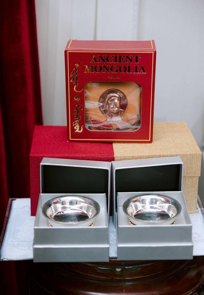 Triệu người lần đầu thấy cô gái Việt lấy chồng Mông Cổ: 12 tráp ăn hỏi, sinh lễ có giày hiệu, tiền, vàng- Ảnh 14.