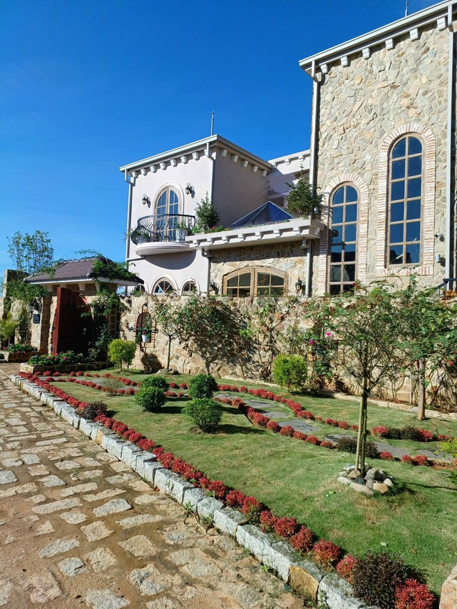 Dinh thự lộng lẫy như lâu đài của "Hoa hậu thơm nhất Việt Nam"- Ảnh 4.