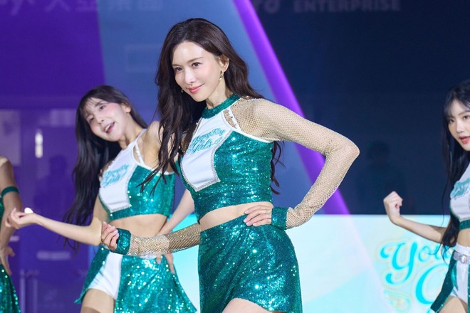 Ở đâu ra mỹ nhân 51 tuổi vẫn như gái 21 thế này: Nhan sắc thượng hạng 5 sao, body mướt mượt sướng cả mắt- Ảnh 6. Ở đâu ra mỹ nhân 51 tuổi vẫn như gái 21 thế này: Nhan sắc thượng hạng 5 sao, body mướt mượt sướng cả mắt- Ảnh 6.