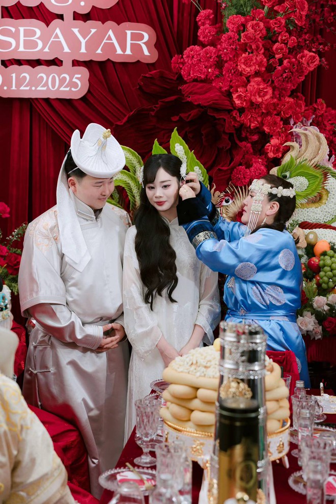 Triệu người lần đầu thấy cô gái Việt lấy chồng Mông Cổ: 12 tráp ăn hỏi, sinh lễ có giày hiệu, tiền, vàng- Ảnh 3.