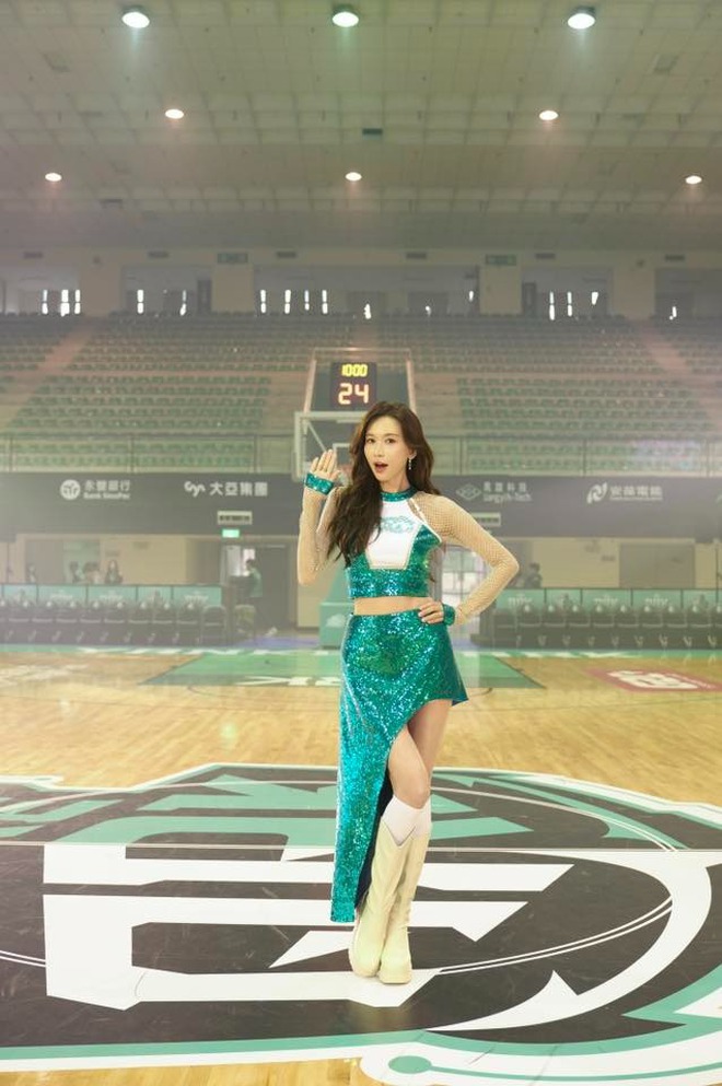 Ở đâu ra mỹ nhân 51 tuổi vẫn như gái 21 thế này: Nhan sắc thượng hạng 5 sao, body mướt mượt sướng cả mắt- Ảnh 5. Ở đâu ra mỹ nhân 51 tuổi vẫn như gái 21 thế này: Nhan sắc thượng hạng 5 sao, body mướt mượt sướng cả mắt- Ảnh 5.