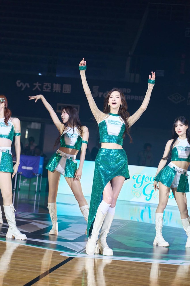 Ở đâu ra mỹ nhân 51 tuổi vẫn như gái 21 thế này: Nhan sắc thượng hạng 5 sao, body mướt mượt sướng cả mắt- Ảnh 2. Ở đâu ra mỹ nhân 51 tuổi vẫn như gái 21 thế này: Nhan sắc thượng hạng 5 sao, body mướt mượt sướng cả mắt- Ảnh 2.