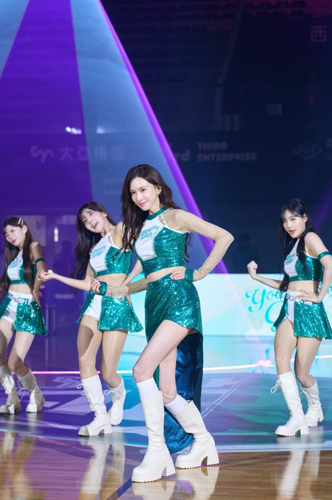 Ở đâu ra mỹ nhân 51 tuổi vẫn như gái 21 thế này: Nhan sắc thượng hạng 5 sao, body mướt mượt sướng cả mắt- Ảnh 3. Ở đâu ra mỹ nhân 51 tuổi vẫn như gái 21 thế này: Nhan sắc thượng hạng 5 sao, body mướt mượt sướng cả mắt- Ảnh 3.