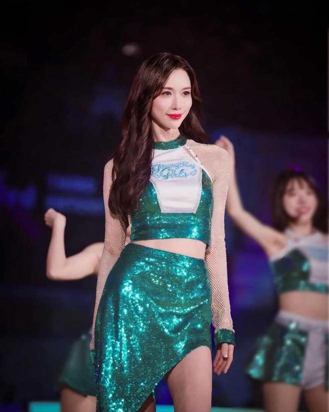 Ở đâu ra mỹ nhân 51 tuổi vẫn như gái 21 thế này: Nhan sắc thượng hạng 5 sao, body mướt mượt sướng cả mắt- Ảnh 7. Ở đâu ra mỹ nhân 51 tuổi vẫn như gái 21 thế này: Nhan sắc thượng hạng 5 sao, body mướt mượt sướng cả mắt- Ảnh 7.