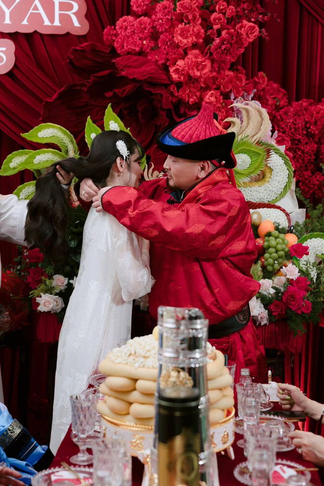 Triệu người lần đầu thấy cô gái Việt lấy chồng Mông Cổ: 12 tráp ăn hỏi, sinh lễ có giày hiệu, tiền, vàng- Ảnh 4.