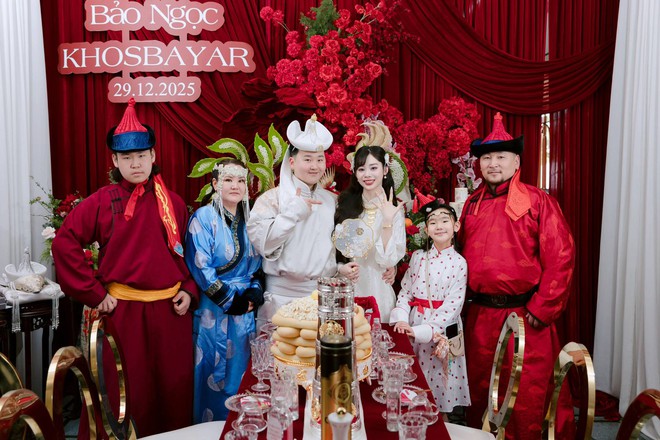 Triệu người lần đầu thấy cô gái Việt lấy chồng Mông Cổ: 12 tráp ăn hỏi, sinh lễ có giày hiệu, tiền, vàng- Ảnh 5.
