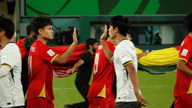 Hiểu Minh chấn thương nặng bật khóc rời sân, HLV Kim Sang-sik lo ra mặt- Ảnh 10.